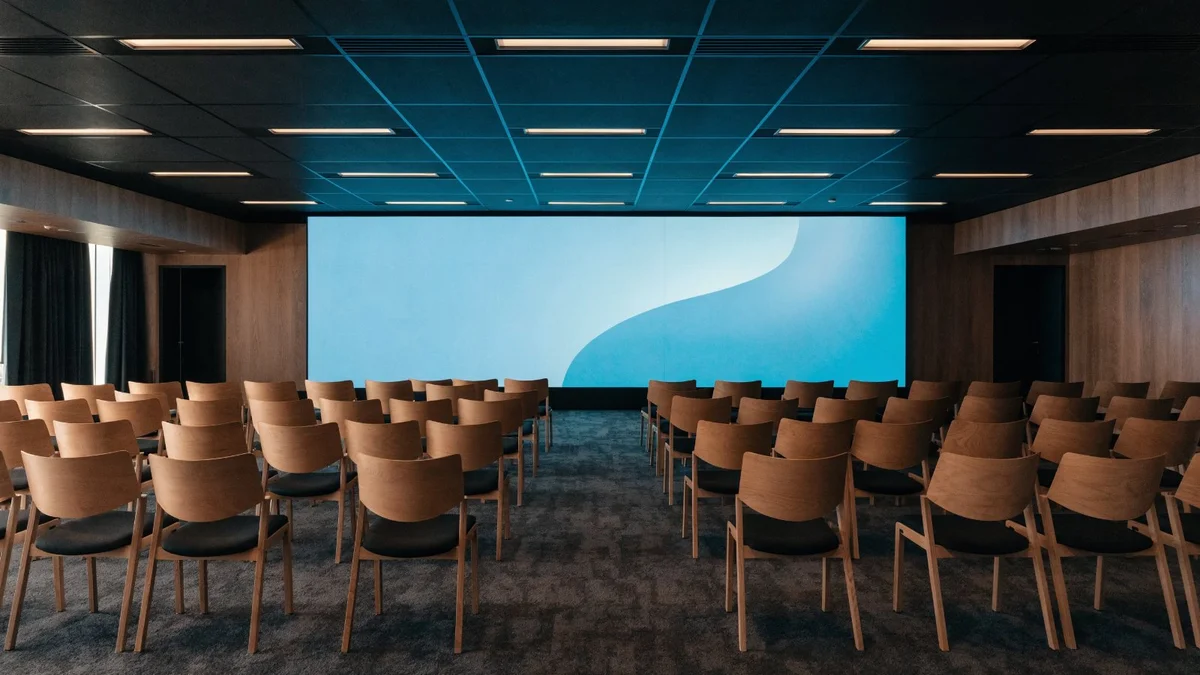 Mur LED continu au fond d'une salle de conférence équipée de rangées de chaises