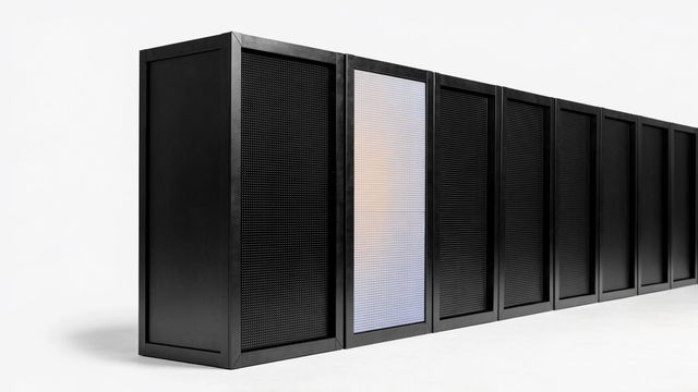 Rangée de cabinets LED professionnels à cadre aluminium noir sur fond clair, dont l'un est allumé