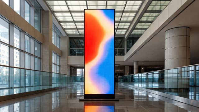Totem numérique LED vertical dans l'allée d'un centre commercial